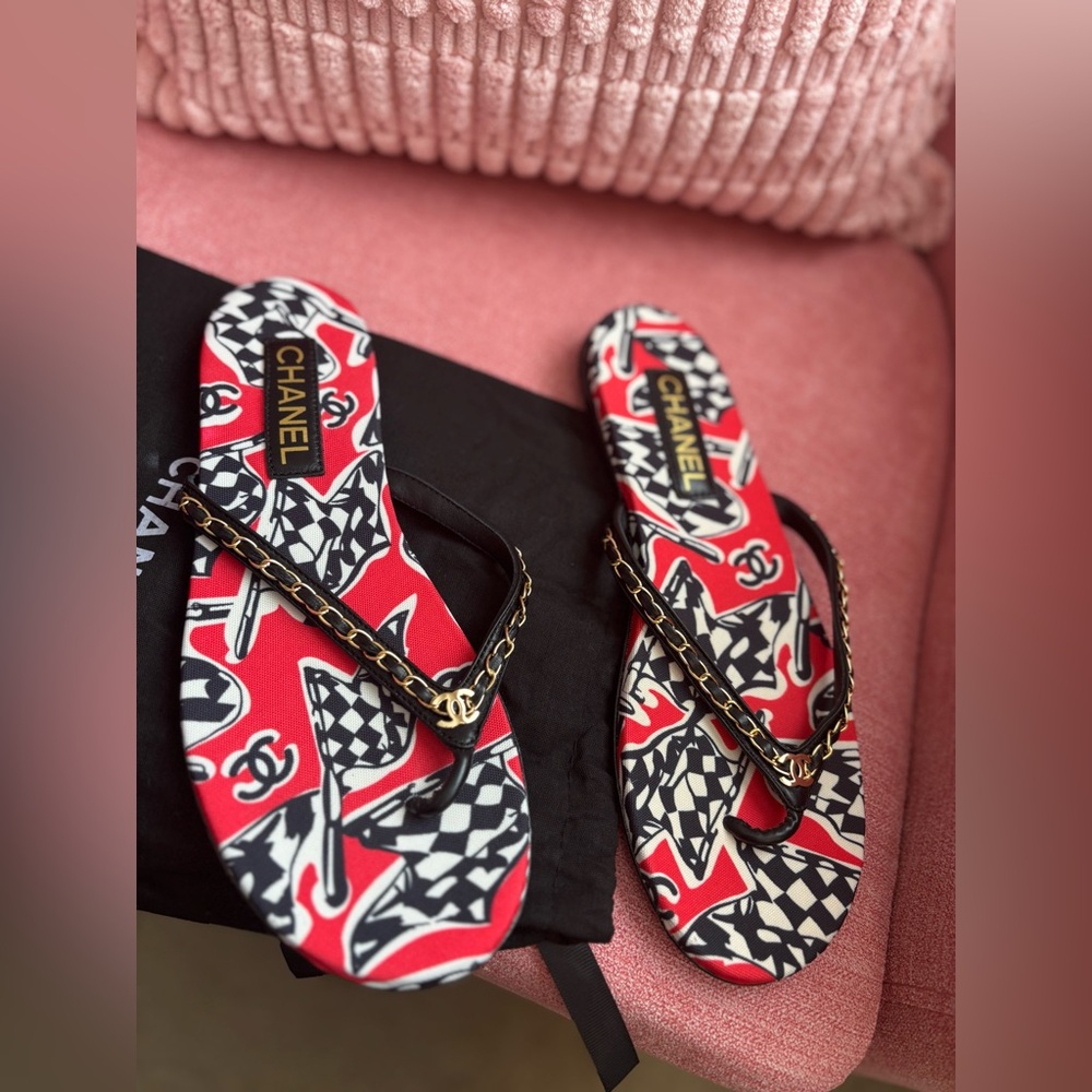 Super cute!! Black and Red Sandals with Chain Detail